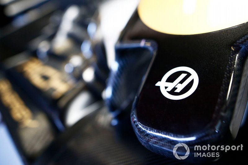 Haas VF-19, dettaglio del logo sul naso