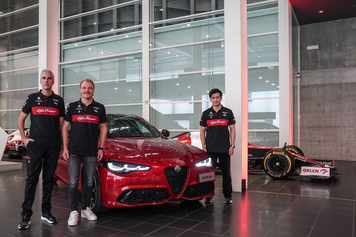 Alessandro Alunni Bravi, Valtteri Bottas y Guanyu Zhou durante la presentación de Alfa Romeo
