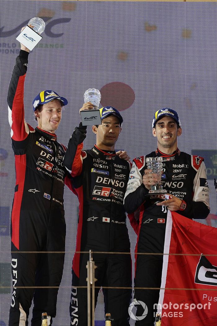 Podio: segundo puesto #8 Toyota Gazoo Racing Toyota GR010 - Hybrid LMP1: Sébastien Buemi, Brendon Hartley, Ryo Hirakawa