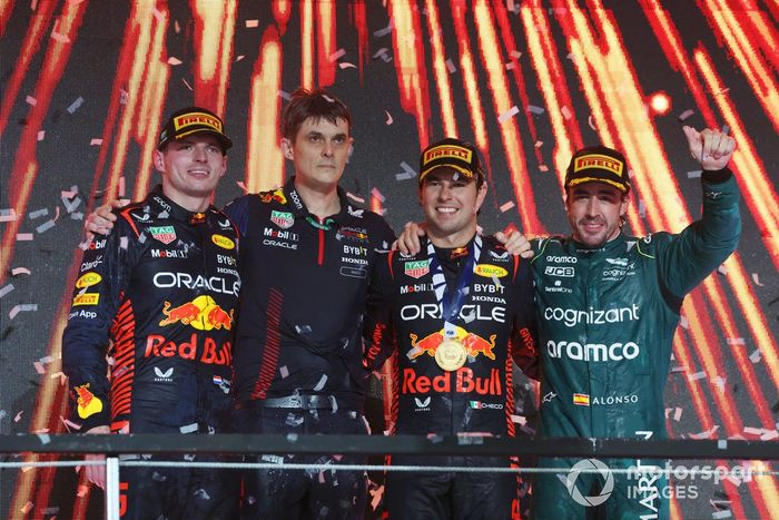 Podio: segundo lugar Max Verstappen, Red Bull Racing, ganador Sergio Pérez, Red Bull Racing y tercer lugar Fernando Alonso, Aston Martin F1 Team