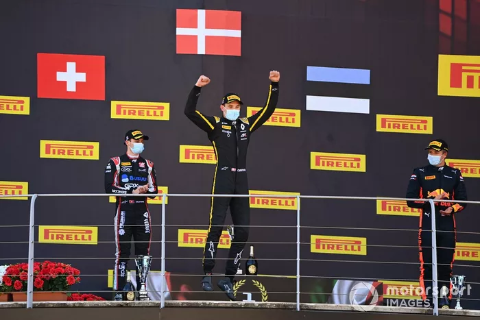 Il vincitore Christian Lundgaard, ART Grand Prix festeggia sul podio con Louis Deletraz, Charouz Racing System e Juri Vips, Dams 