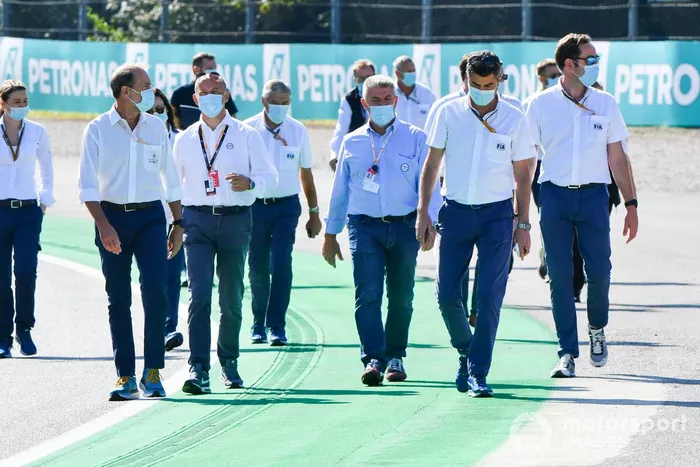 Michael Masi, director de carrera de la F1, inspecciona el circuito de Monza con representantes de la FIA y del ACI (Automobile Club d'Italia)