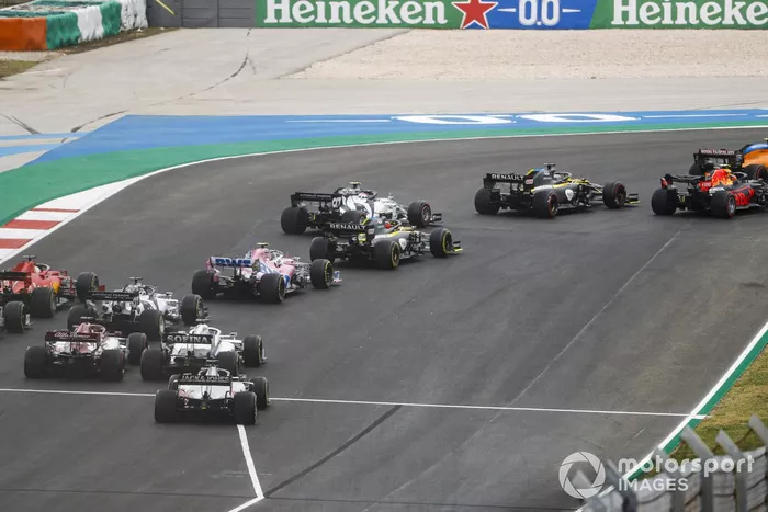 Lando Norris, McLaren MCL35, Alex Albon, Red Bull Racing RB16, Daniel Ricciardo, Renault F1 Team R.S.20, Pierre Gasly, AlphaTauri AT01, Esteban Ocon, Renault F1 Team R.S.20 al inicio