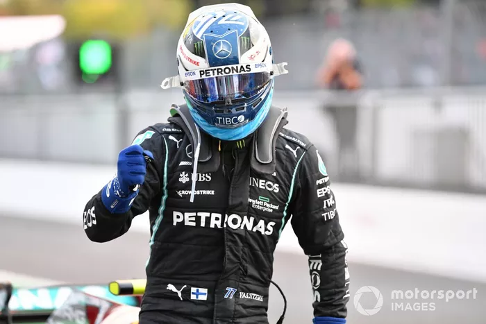 Ganador del primer puesto Valtteri Bottas, Mercedes en Parc Ferme
