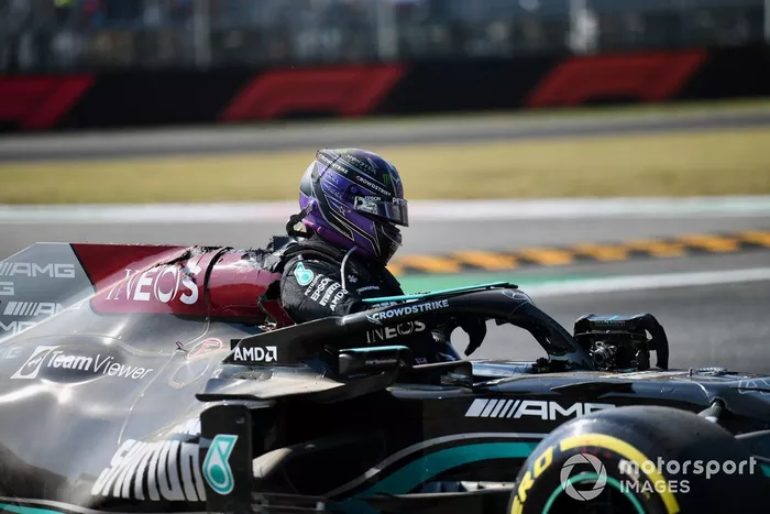 Lewis Hamilton, de Mercedes, tras su accidente