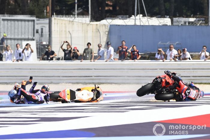 Caída de Pol Espargaró, Repsol Honda Team, Michele Pirro, Ducati Team, Johann Zarco, Pramac Racing al inicio