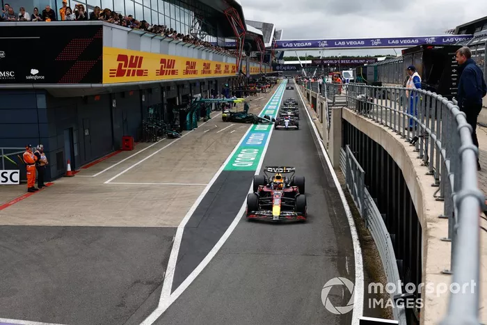 Max Verstappen, Red Bull Racing RB20, sale de boxes