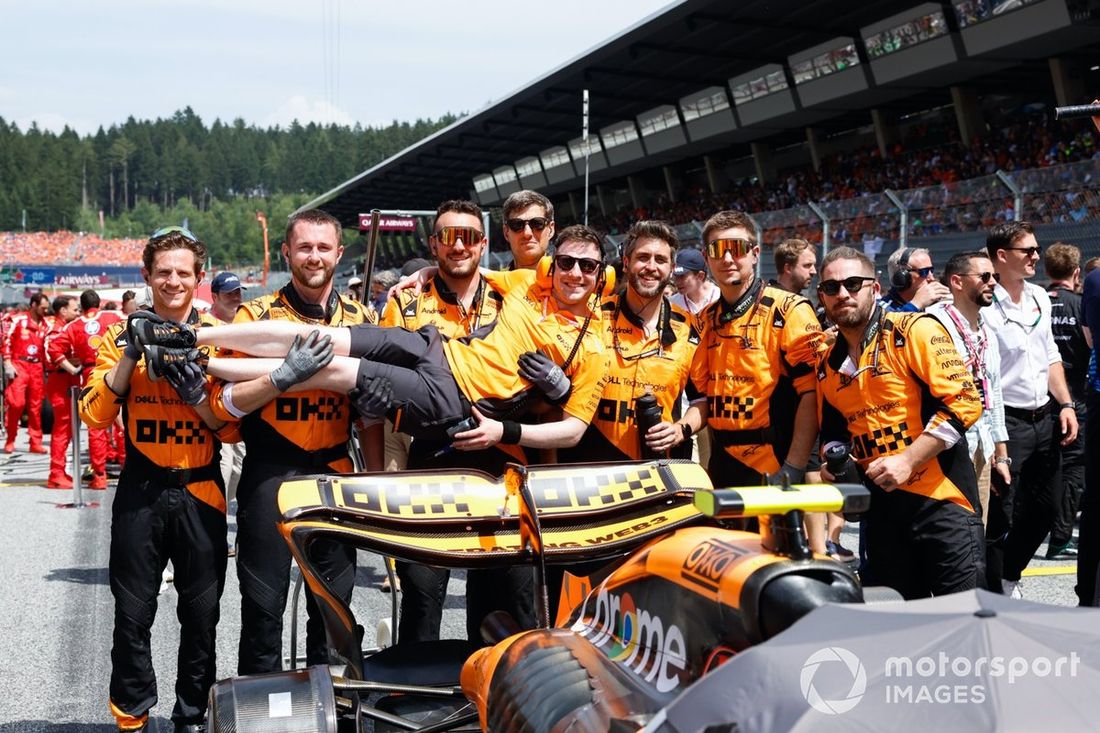 Zespół McLaren na starcie z bolidem Lando Norrisa, McLaren MCL38