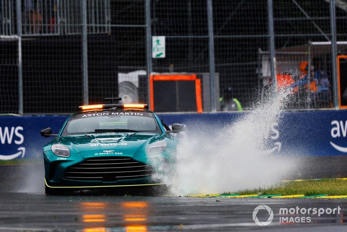El coche de seguridad salta a la pista
