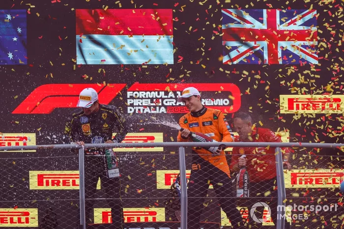 Charles Leclerc, Scuderia Ferrari, 1ª posición, Oscar Piastri, McLaren F1 Team, 2ª posición, rocío de champán en el podio.