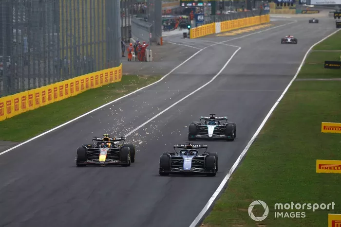 Sergio Pérez, Red Bull Racing RB20, lucha con Alex Albon, Williams FW46, George Russell, Mercedes F1 W15