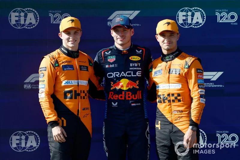Max Verstappen, Red Bull Racing, en pole position, avec Oscar Piastri, McLaren F1 Team, Lando Norris, McLaren F1 Team, au Parc Ferme. 