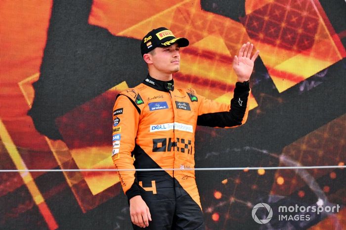 Lando Norris, McLaren F1 Team, 2ª posición, saluda desde el podio
