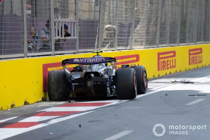 Franco Colapinto, Williams FW46, hits the wall and crashes out of FP1