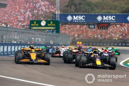 Max Verstappen, Red Bull Racing RB20, Lando Norris, McLaren MCL38, Charles Leclerc, Ferrari SF-24, Carlos Sainz, Ferrari SF-24, el resto de la parrilla en la salida.