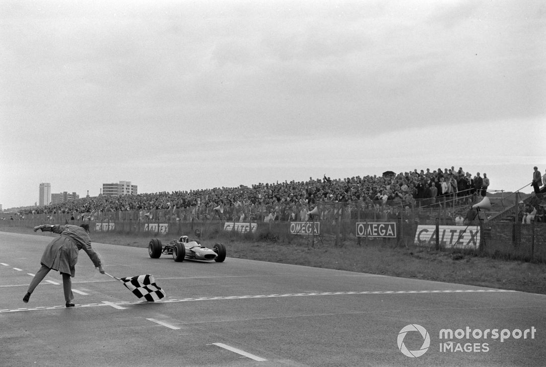 Jackie Stewart, Matra MS10 Ford, toma la bandera a cuadros para la victoria.