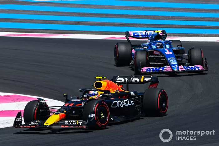 Sergio Pérez, Red Bull Racing RB18, Esteban Ocon, Alpine A522