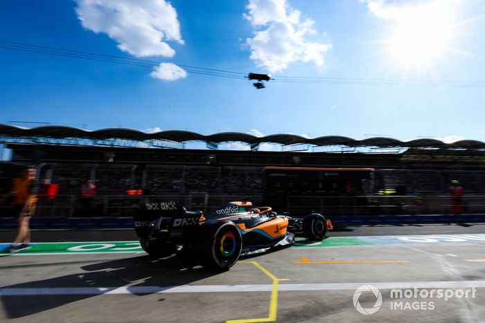 Daniel Ricciardo, McLaren MCL36, sale del garaje