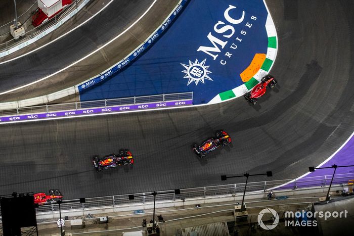 Charles Leclerc, Ferrari F1-75, Max Verstappen, Red Bull Racing RB18, Sergio Pérez, Red Bull Racing RB18 ,y Carlos Sainz Jr., Ferrari F1-75