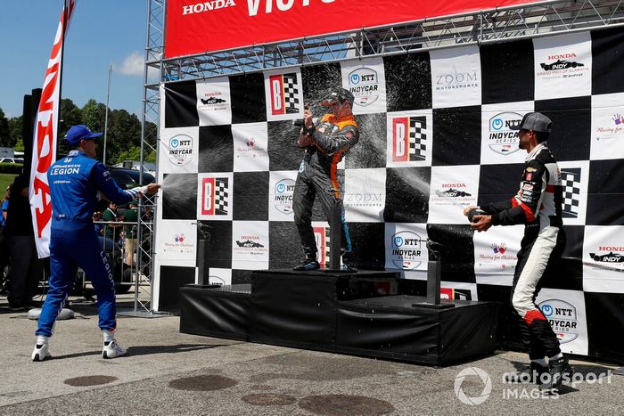 El segundo lugar Alex Palou, Chip Ganassi Racing Honda,  ganador Patricio O'Ward, Arrow McLaren SP Chevrolet, tercer lugar Rinus VeeKay, Ed Carpenter Racing Chevrolet celebran en Victory Lane