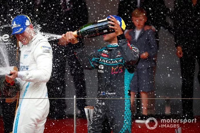 El ganador Stoffel Vandoorne, Mercedes-Benz EQ, EQ Silver Arrow 02, segundo, Mitch Evans, Jaguar Racing, Jaguar I-TYPE 5