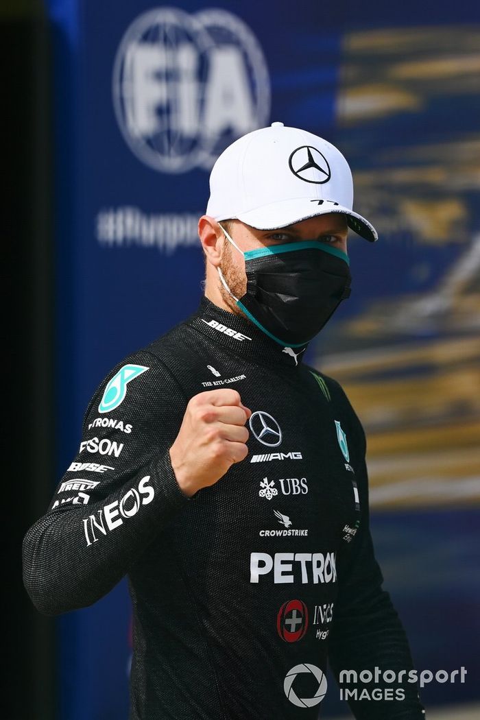 Ganador de la pole Valtteri Bottas, Mercedes AMG F1