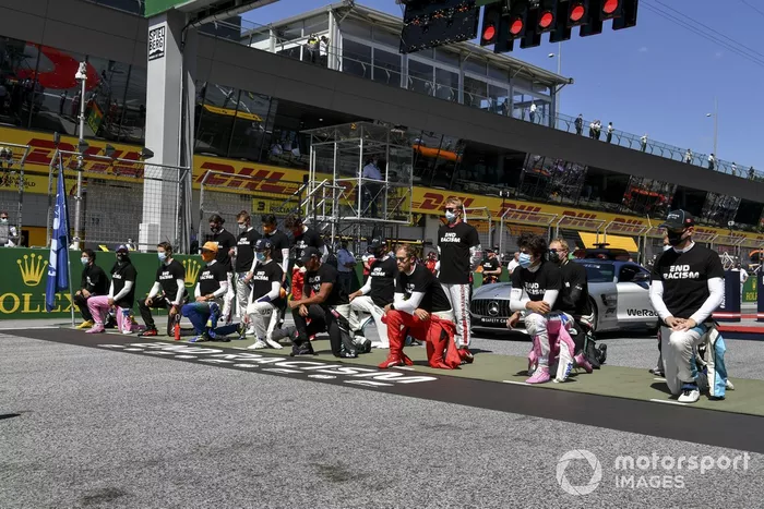 Los pilotos se arrodillan