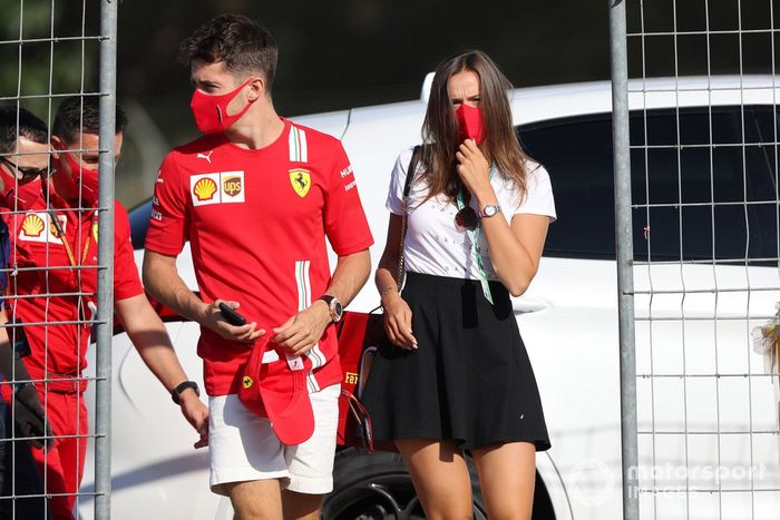 Charles Leclerc, Ferrari, y su novia, Charlotte Sine