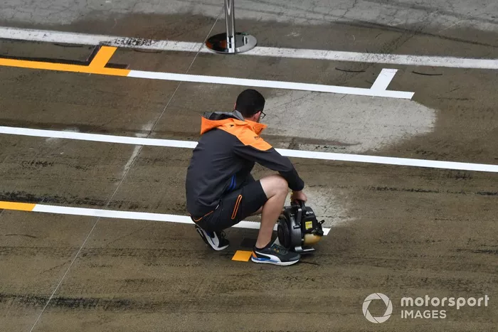 El equipo Mclaren seca el pit lane