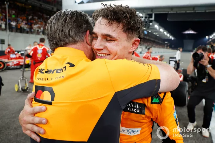 Zak Brown, CEO, McLaren Racing, Lando Norris, McLaren F1 Team, 1ère position, célèbrent après la course