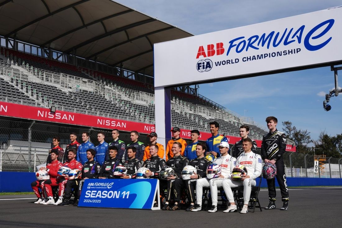 Kierowcy sezonu 11 pozują do zdjęcia