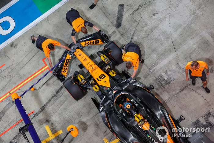 Oscar Piastri, McLaren MCL38, is returned to the garage