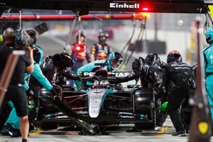 George Russell, Mercedes F1 W15, faz uma paragem nas boxes