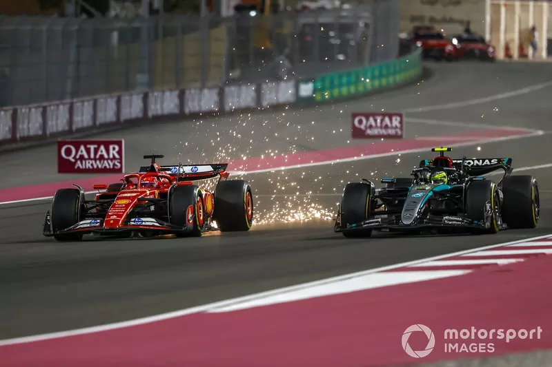 Charles Leclerc, Ferrari SF-24, Lewis Hamilton, Mercedes F1 W15, s'affrontent et font des étincelles