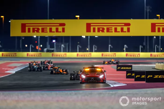 El coche de seguridad Max Verstappen, Red Bull Racing RB20, Lando Norris, McLaren MCL38, el resto del campo.