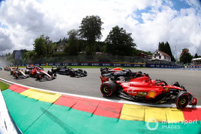 Charles Leclerc, Ferrari SF-23, Sergio Pérez, Red Bull Racing RB19, Lewis Hamilton, Mercedes F1 W14, Carlos Sainz, Ferrari SF-23, Oscar Piastri, McLaren MCL60, el resto de la parrilla en la salida.
