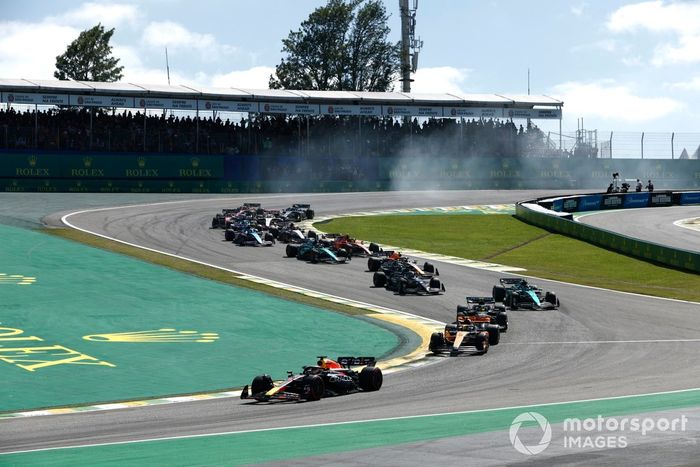 Max Verstappen, Red Bull Racing RB19, Lando Norris, McLaren MCL60, Lewis Hamilton, Mercedes F1 W14, Fernando Alonso, Aston Martin AMR23, George Russell, Mercedes F1 W14, el resto del campo para la reanudación.