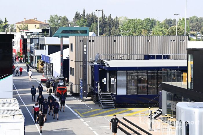 Personal de los equipos en el paddock de Montmeló