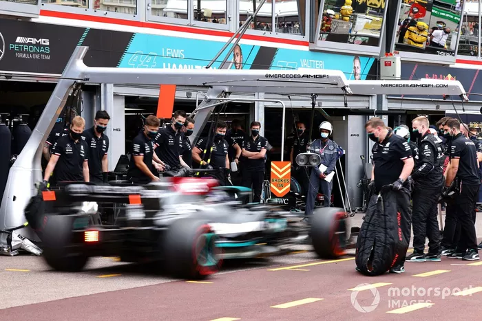Lewis Hamilton, Mercedes W12, en pits 