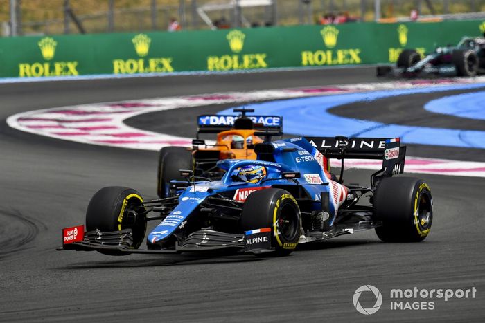 Esteban Ocon, Alpine A521, Daniel Ricciardo, McLaren MCL35M