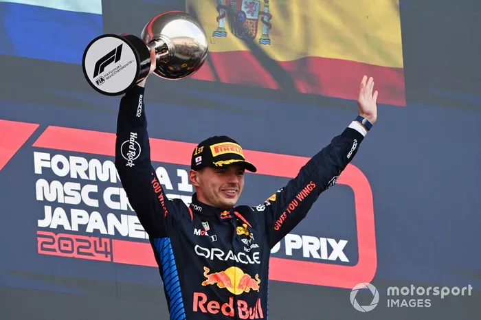 Max Verstappen, Red Bull Racing, 1ère position, soulève le trophée en guise de célébration. 