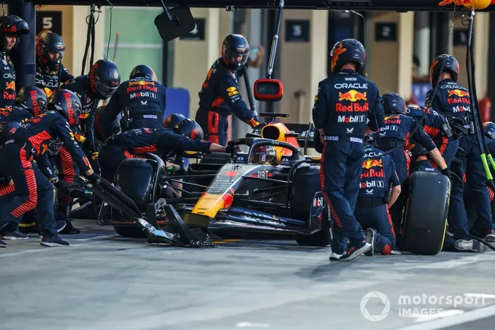 Max Verstappen, Red Bull Racing RB19, en boxes