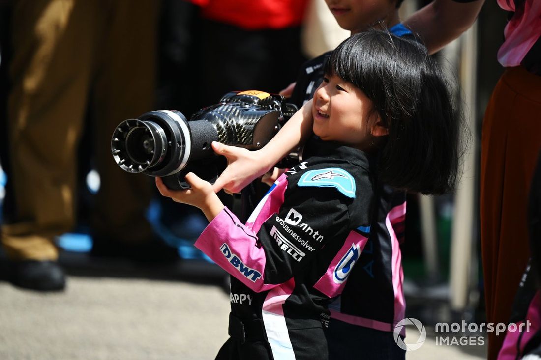Jovens fãs da Alpine F1 Team com pistolas de rodas