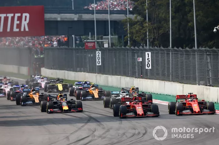 Charles Leclerc, Ferrari SF90 precede Sebastian Vettel, Ferrari SF90 e Max Verstappen, Red Bull Racing RB15, alla partenza della gara