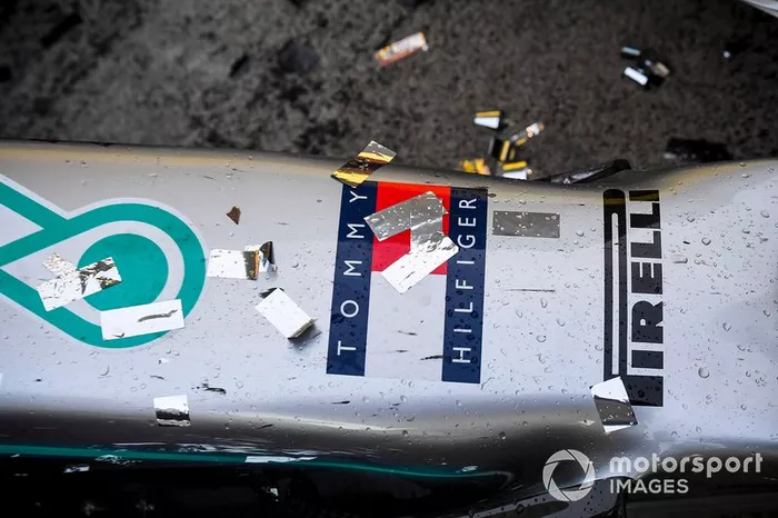 Champagne y confetti en el Mercedes AMG F1 W10