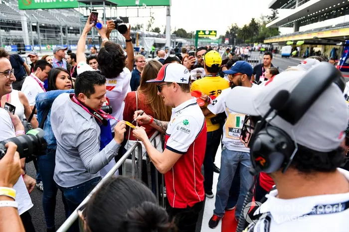 Kimi Raikkonen, Alfa Romeo Racing firma un autógrafo para un aficionado 