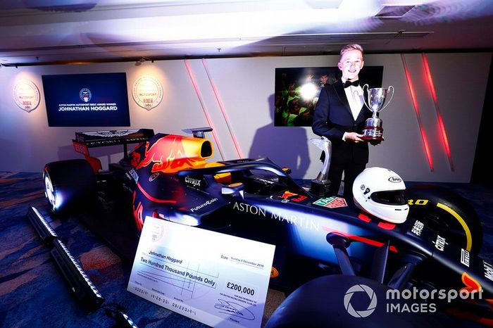 El ganador del Premio al Joven Piloto del Año Aston Martin Autosport BRDC: Johnathan Hoggard con el Red Bull Racing RB15