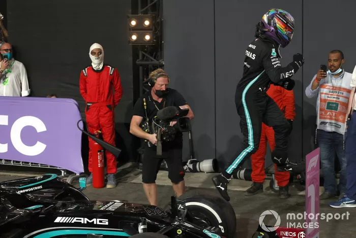 Ganador Lewis Hamilton, Mercedes, en Parc Ferme