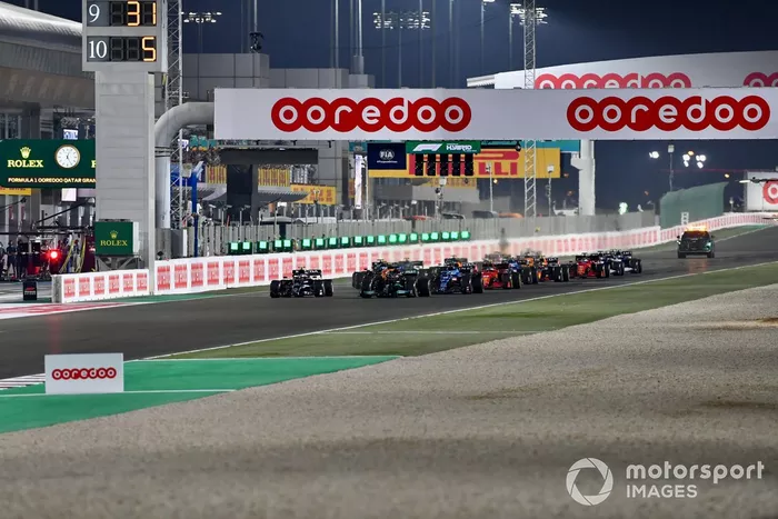 Lewis Hamilton, Mercedes W12, y Pierre Gasly, AlphaTauri AT02, al inicio del pelotón en la salida
