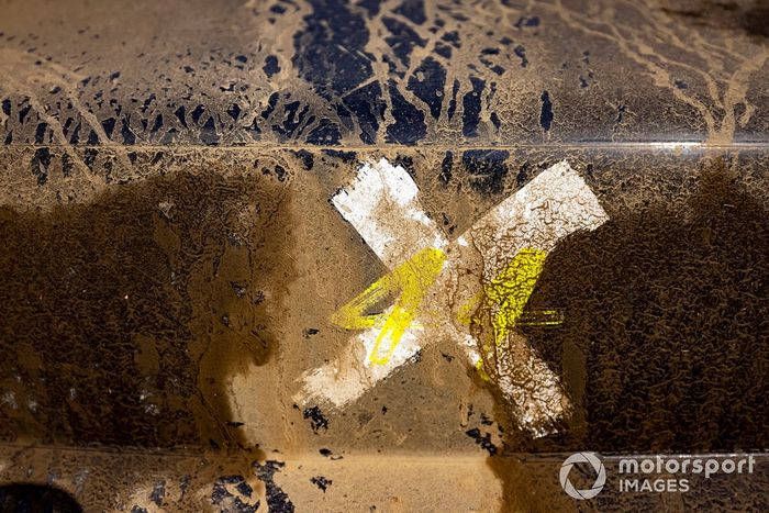 El logotipo de X44 cubierto de barro